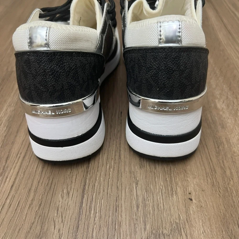 Michael Kors Liv Extreme Trainer‎ Sneakers White Brown Signature Logo Size 8M